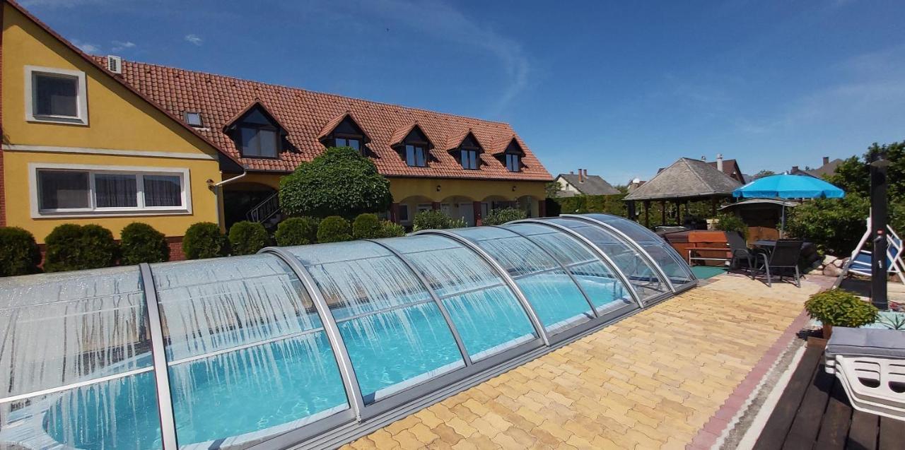 Hotel Holp Panzio Balatonföldvár Exterior foto